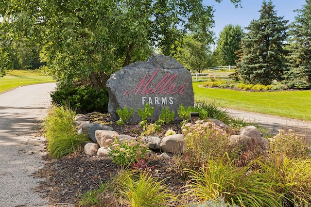 community / neighborhood sign featuring a yard