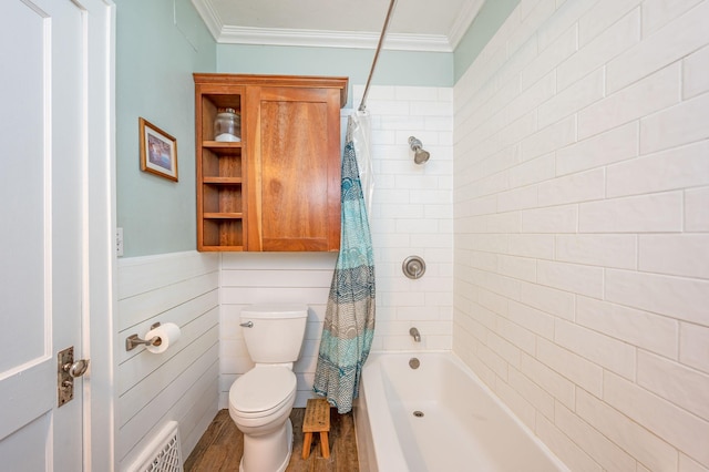 bathroom featuring hardwood / wood-style flooring, toilet, shower / bathtub combination with curtain, and ornamental molding