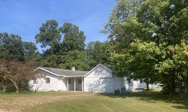 view of front facade featuring a front yard