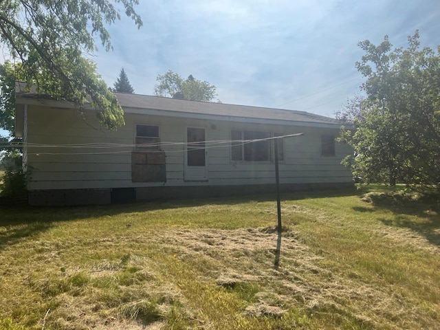 back of house featuring a lawn