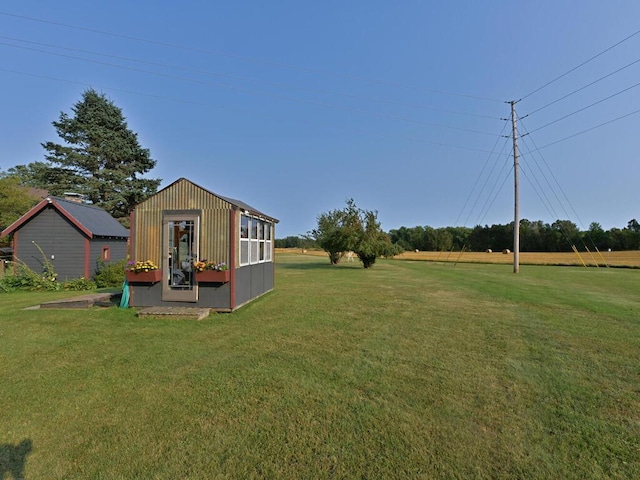 view of yard with an outdoor structure