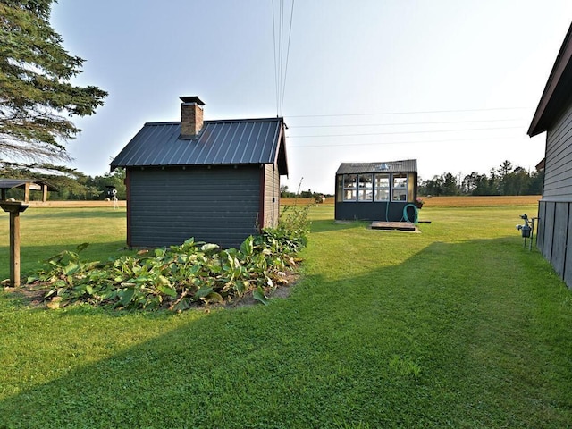 view of yard with an outdoor structure