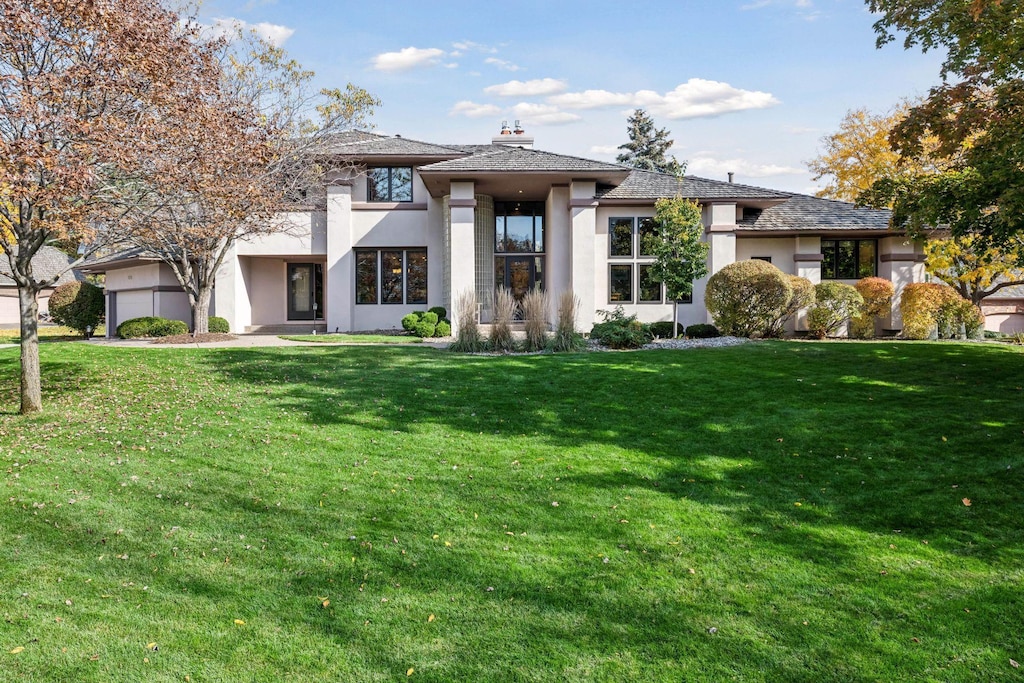 view of front of property featuring a front yard