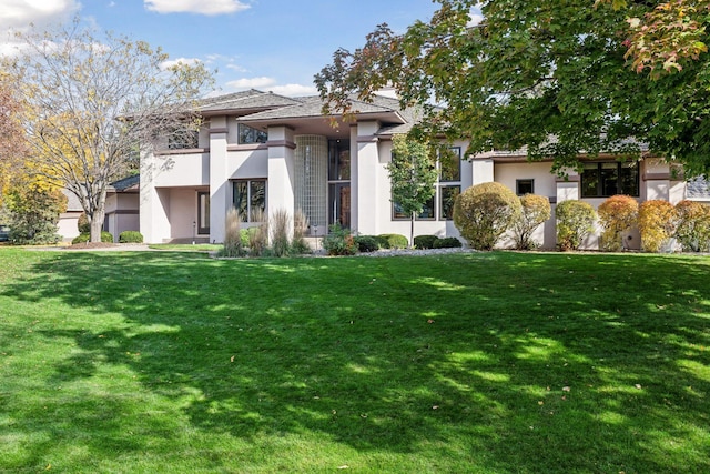 view of front of home featuring a front lawn