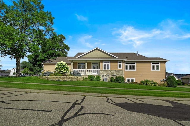 view of front facade with a front lawn and covered porch