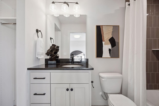 full bath featuring shower / tub combo with curtain, vanity, and toilet