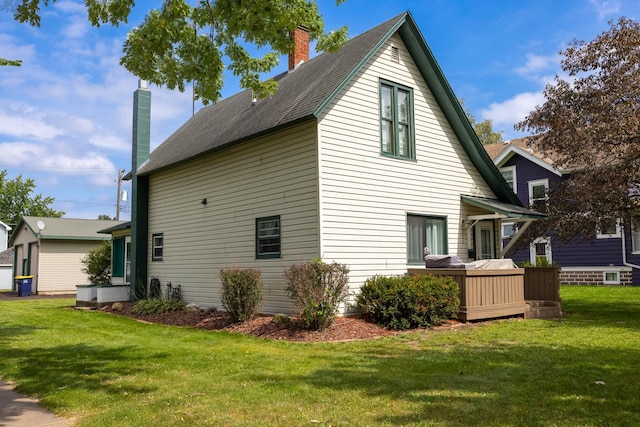 view of side of property featuring a lawn