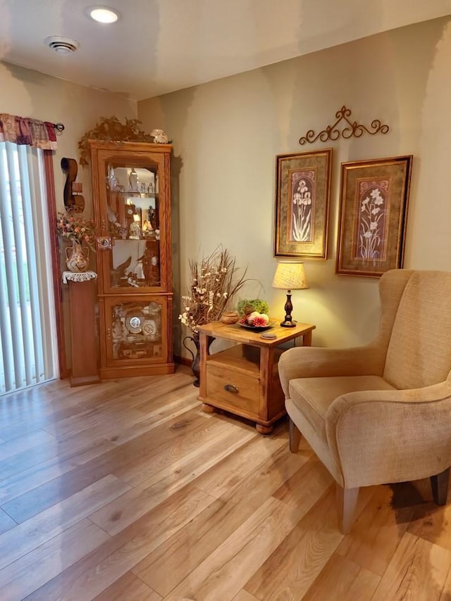 living area with light hardwood / wood-style flooring