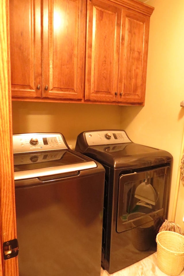 laundry area featuring cabinets and independent washer and dryer