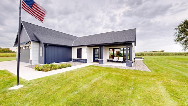 view of front of property featuring a front yard