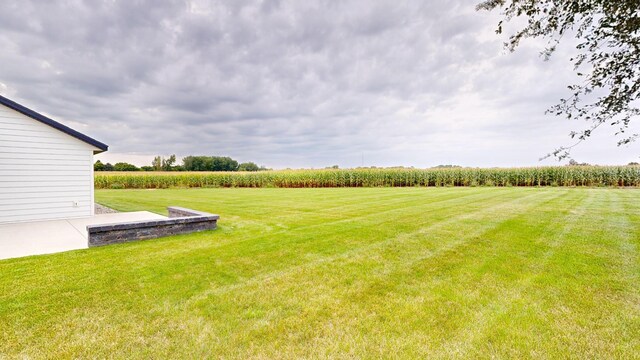 view of yard featuring a rural view