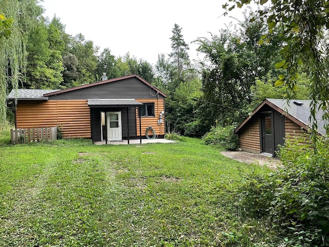 back of house featuring a yard