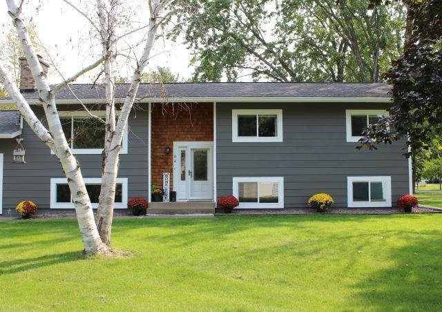 view of front of property featuring a front yard