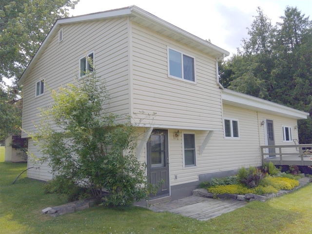 back of house featuring a yard
