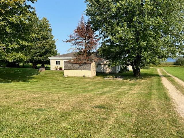 view of yard with a shed