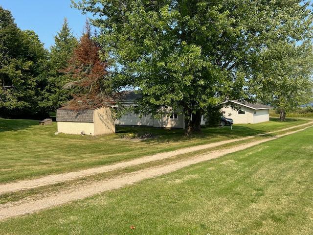 view of yard featuring a storage shed