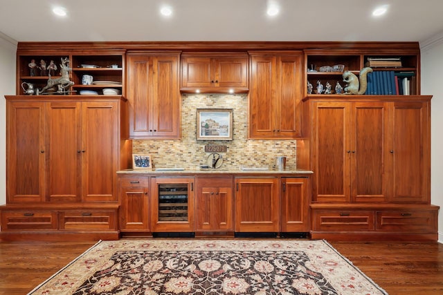 bar with wine cooler, tasteful backsplash, and wood finished floors