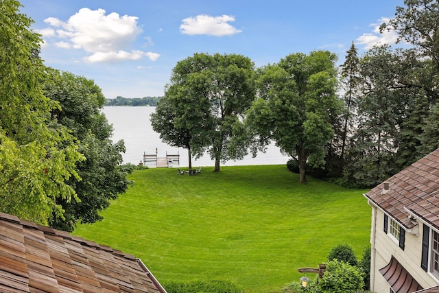 view of yard featuring a water view