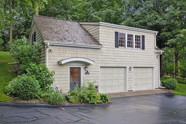 view of front facade featuring a garage and driveway