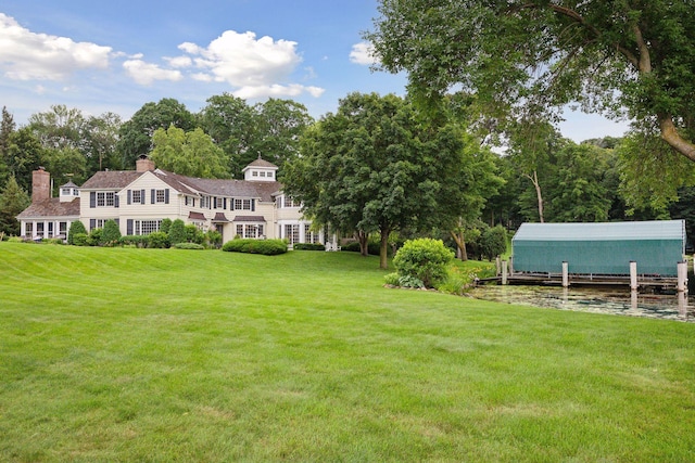 view of yard featuring an outdoor structure