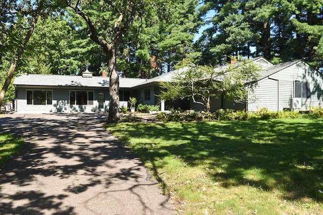 ranch-style house featuring a front yard