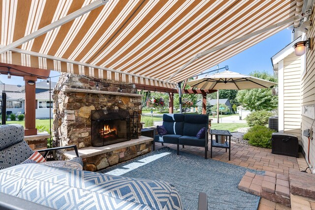 view of patio featuring an outdoor living space with a fireplace