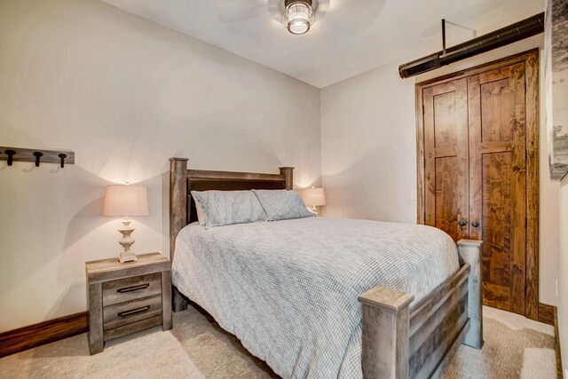 carpeted bedroom featuring ceiling fan