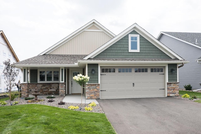 craftsman-style house featuring a front lawn