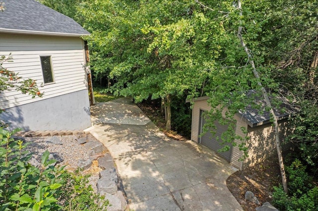 view of yard featuring an outbuilding