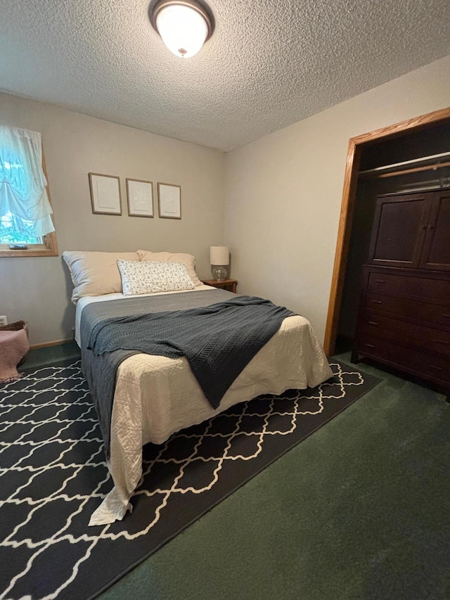 bedroom with carpet and a textured ceiling