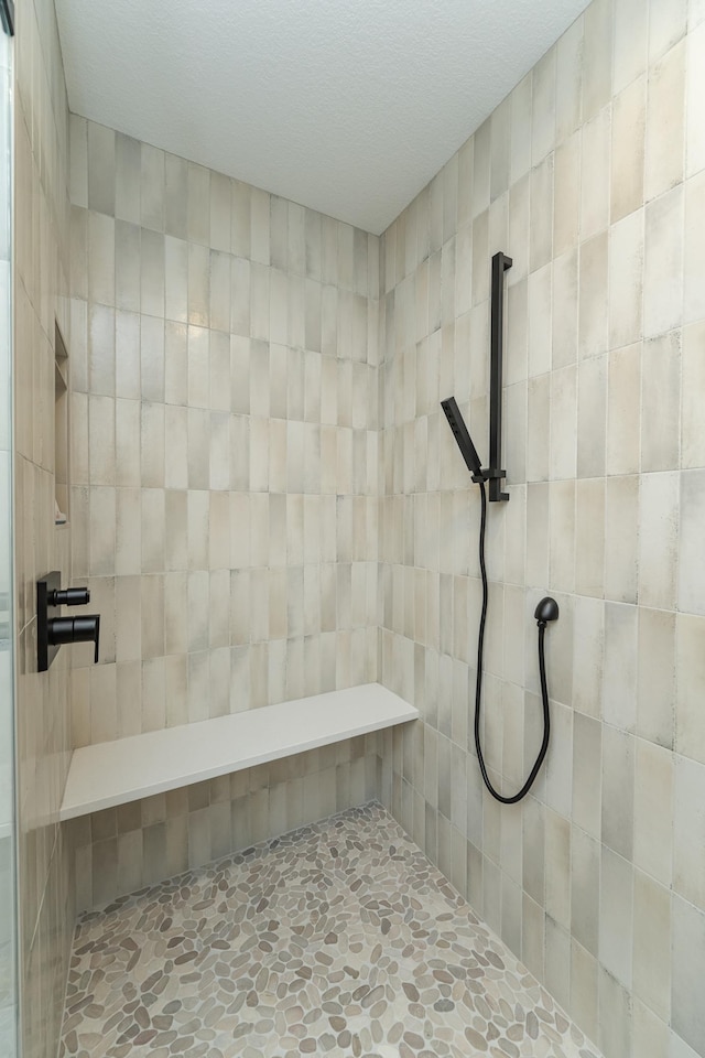 full bathroom featuring a tile shower