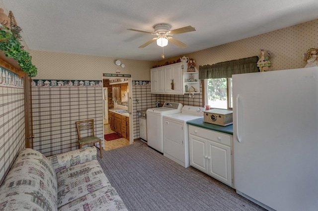 laundry area with independent washer and dryer and ceiling fan