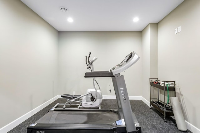 workout room featuring baseboards, visible vents, and recessed lighting