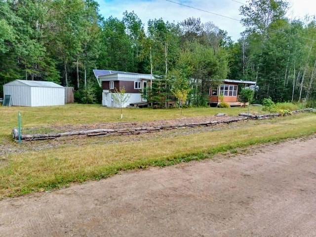 view of yard featuring an outbuilding