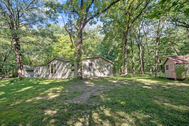 view of yard featuring a shed