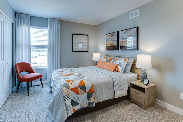 bedroom featuring carpet flooring and a closet