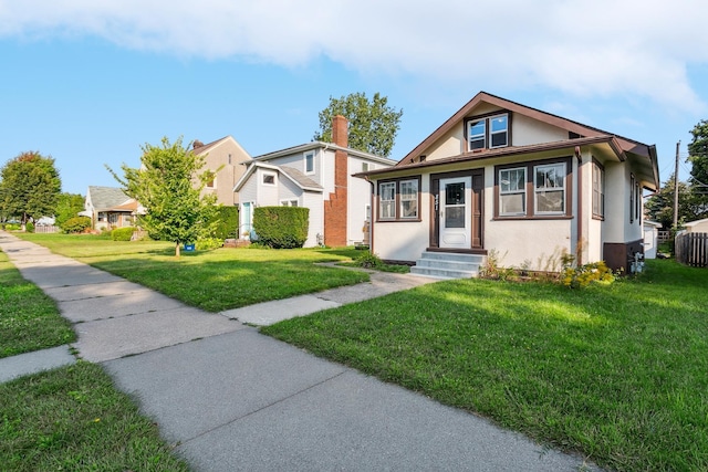 view of front of property featuring a front lawn