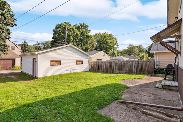 view of yard with an outbuilding