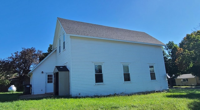 back of house featuring a lawn