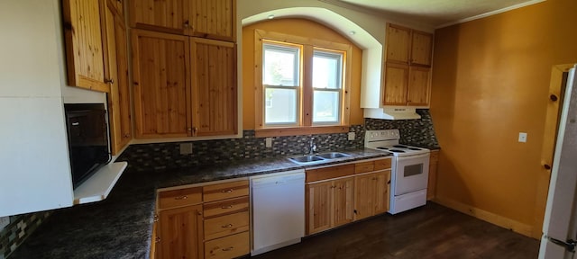 kitchen featuring decorative backsplash, sink, dark hardwood / wood-style floors, crown molding, and white appliances