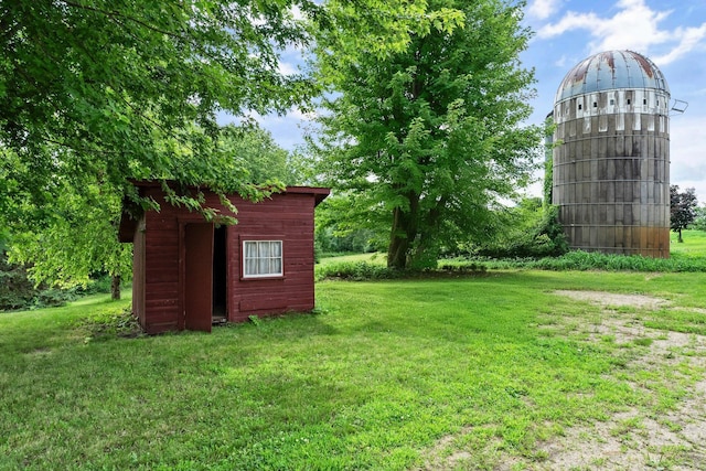 view of yard featuring a shed