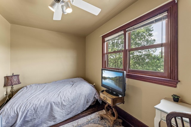 bedroom featuring ceiling fan