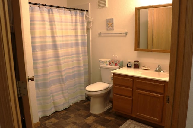 full bath with toilet, visible vents, vanity, and a shower with shower curtain