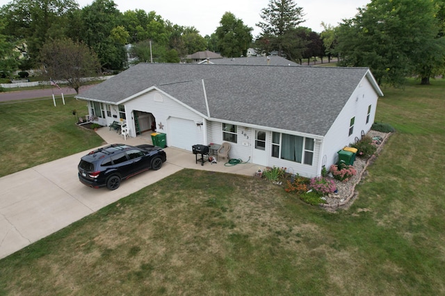 ranch-style house with roof with shingles, a front lawn, and driveway