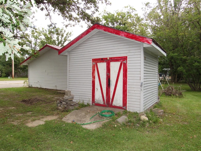 view of outbuilding with a yard