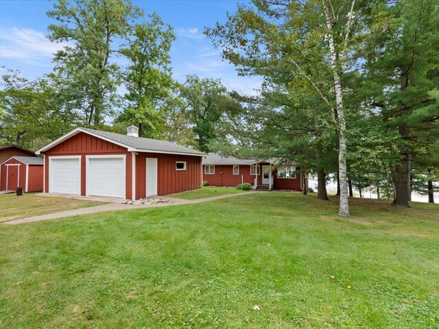 view of yard with an outdoor structure