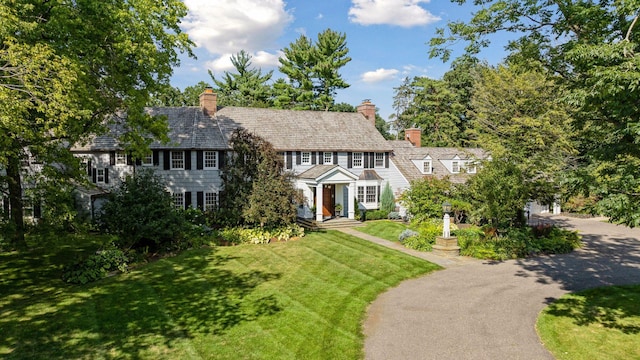 view of front facade featuring a front lawn