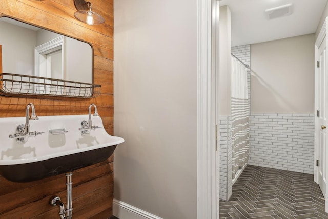 357 Salem Church Rd, Sunfish Lake, MN 55118 - bathroom with a sink, wainscoting, curtained shower, and visible vents