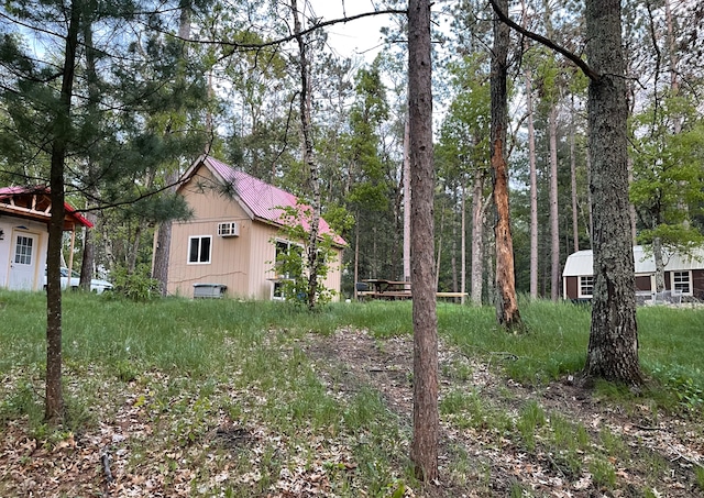 view of yard with an outdoor structure