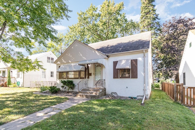 view of front of house featuring a front lawn